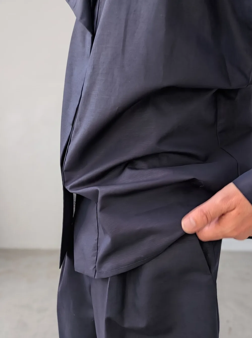 Détail de la matière Navy et de la taille du pantalon Haka.