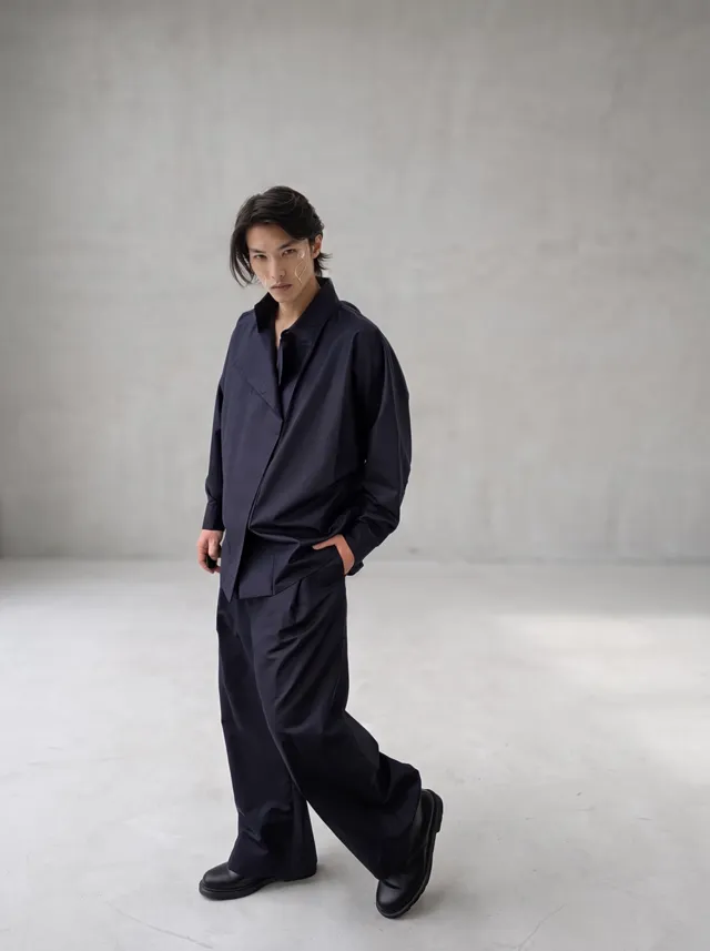 Pantalon Haka Navy porté avec la chemise Hanpi assortie.